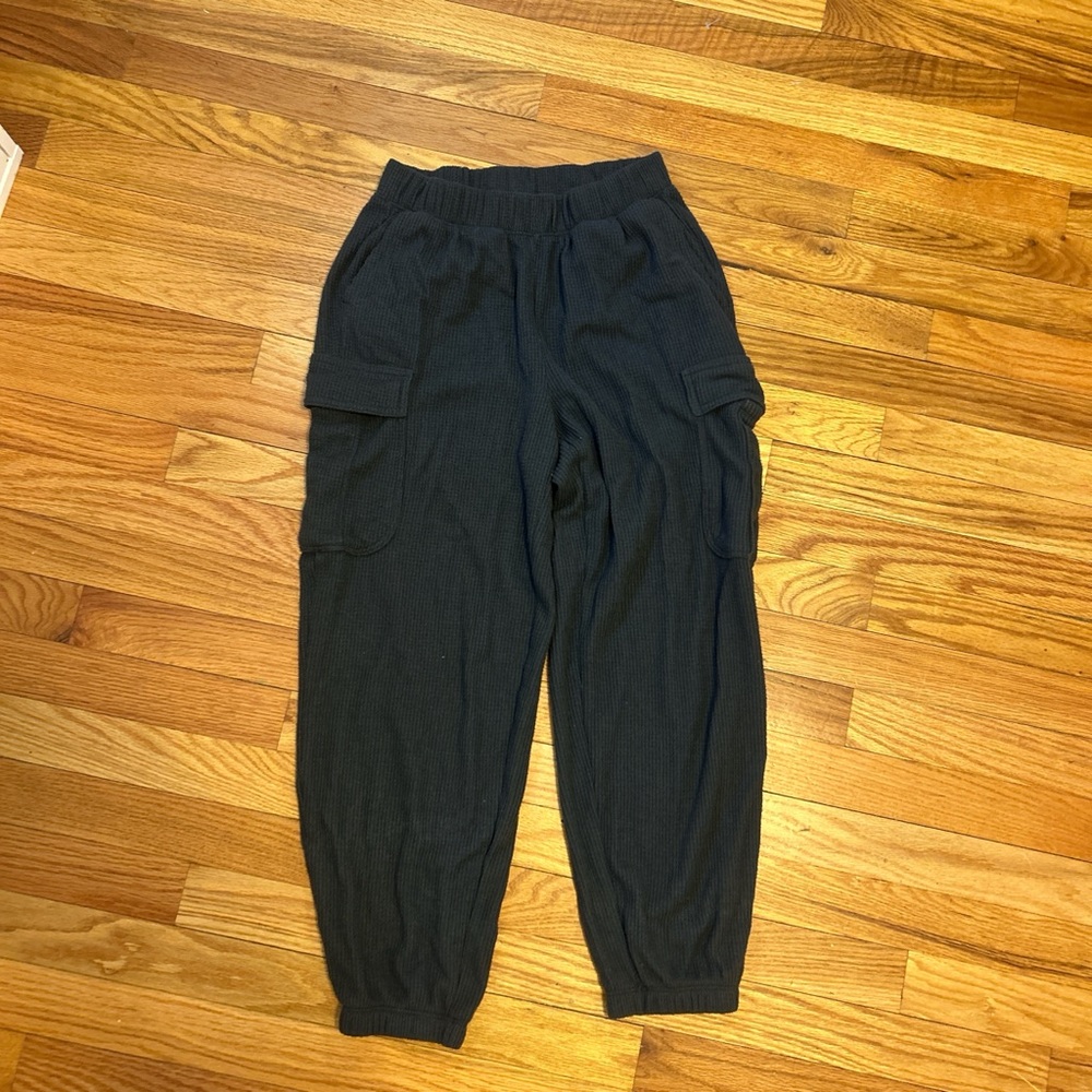 Aerie sweatpants size xs, worn lightly, no damage! so comfy!!